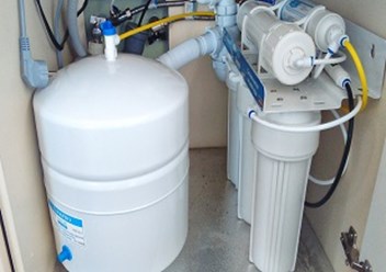 WiseWater Osmos (GE) – пятиступенчатая система очистки воды с отдельным краном и накопительным баком, предназначенная для получения питьевой воды высшего качества. Цена: 7 980 р