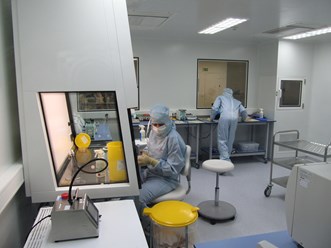 Лаборанты в чистом помещении