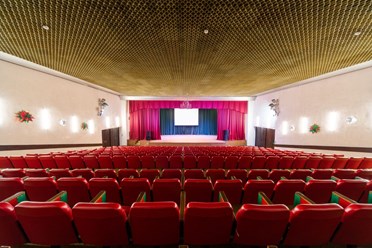 Пансионат &quot;Лесной Городок&quot;. Концертный зал со сценой (350 чел).  Размер сцены 18х 7 м, покрытие танцевальный ламинат.