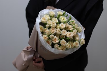 Букет из 9 кремовых кустовых роз - доставка цветов Воронеж