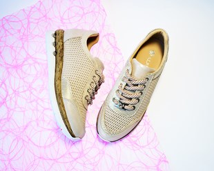 Бежевые кроссовки с золотистым отливом  – настоящий хит весенне-летнего сезона и верные спутники городской леди. Цена:  5 880 руб.