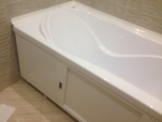 Установка экрана под ванну на алюминиевых направляющих с тремя раздвижными дверцами из влагостойкого мдф.