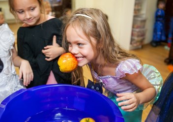 Обучение через игру, праздники и экскурсии - важная часть жизни английского частного детского сада ВОЛШЕБНЫЙ ЗАМОК в центре Москвы.