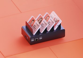 Док-станция, позволяющая заряжать до 4-х бейджей одновременно, обрабатывает и отправляет данные с бейджей.