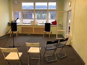 Большой зал нашего пространства 35 кв. Светлый с отличной акустикой