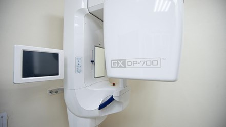 Компьютерный томограф Gendex для получения 3D-снимков, проведения ОПГ, а также визиограф Gendex, позволяющий делать снимки зубов во время лечения, для 100% контроля качества.
