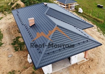 Успешно выполнили устройство четырехскатной крыши под ключ из металлочерепицы.