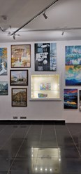 Картины маслом на стене и картины в нише в галерее Mastera Art