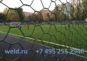 Ограждение футбольного поля шестиугольной сеткой с ячейкой 80х100 двойного кручения из оцинкованн.ой проволоки с ПНД покрытием
