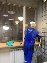 Мытьё окон в офисе.