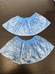 Бахилы нестерильные из ПНД - тонкие эконом. Боковой шов, запаянная по всему периметру латексная резинка.