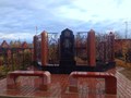 Мемориал изготовлен из Украинского гранита (лабрадорит, габбро) и Казахстанского (кордай).