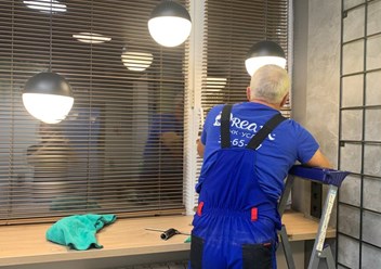 Мытьё окон в офисе.