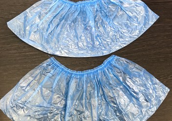 Бахилы нестерильные из ПНД - тонкие эконом. Боковой шов, запаянная по всему периметру латексная резинка.