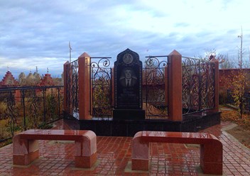 Мемориал изготовлен из Украинского гранита (лабрадорит, габбро) и Казахстанского (кордай).