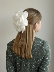 Брошь в виде цветка розы 
Цена 300-350 руб. 
Брошь станет стильным дополнением как к образу.  Броши в виде цветка в этом сезоне являются настоящим трендовым аксессуаром.