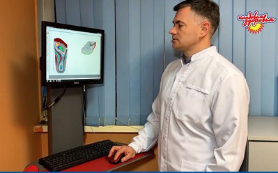 Готовая 3 d модель индивидуальной стельки. Специалист-ортопед вносит в модель изменения для терапевтической функции готового изделия