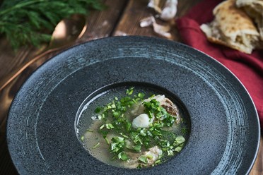 Хашлама - Наваристый бульон с отварными кусочками нежной телячьей грудинки и свежей зеленью | https://gotovitmama.ru/supy/hashlama.html