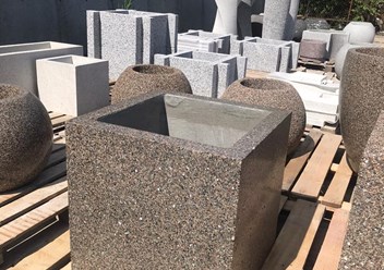бетонный вазон кашпо 60х60х60 речной камень шлифованный