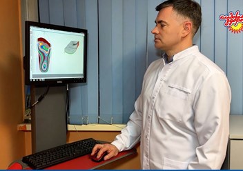 Готовая 3 d модель индивидуальной стельки. Специалист-ортопед вносит в модель изменения для терапевтической функции готового изделия