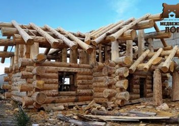 сруб из бревна в классическом канадском стиле