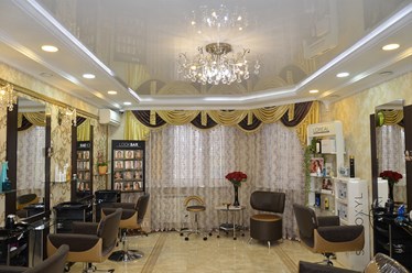Вид зала парикмахера в центре красоты Комильфо