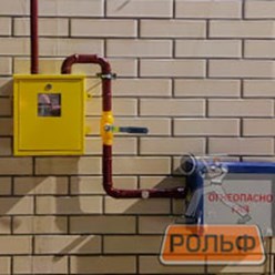 Газификация частного дома в Ленинградской области. Газовый счетчик на стене коттеджа.