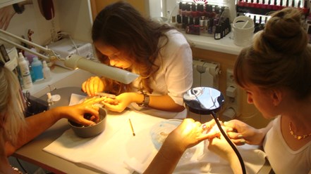 Обучение на курсах: маникюра, педикюра и наращивания ногтей в учебном центре Asta-La-vista.