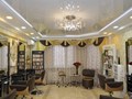 Вид зала парикмахера в центре красоты Комильфо