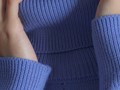 Трикотажный женский джемпер силуэта оверсайз – базовая вещь, которая может выгодно сочетаться с другими элементами гардероба во всех современных стилях.