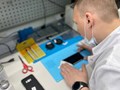 В отличие от большинства сервисов мы отказались от использования материалов, которые могут навредить устройству в будущем, например китайского скотча и клея.
