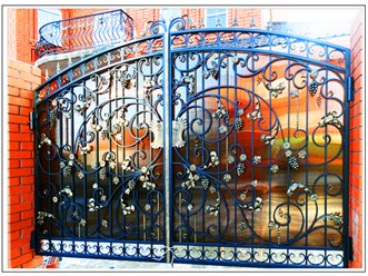 Кованые ворота с калиткой,зашивка - поликарбонат &quot;бронза&quot;, -  район Дубрава-1, Старый Оскол,установлены в 2005 году. ЗДК.