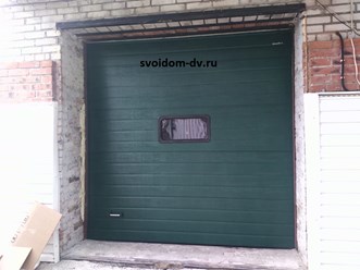 Секционные гаражные ворота с окном