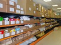 Картонные коробки, бумажные крафт пакеты и другие товары на полках магазина