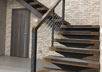 Лестница на металлическом косоуре с металлическими ограждениями