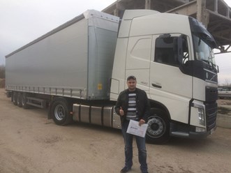 Шторный  полуприцеп  уезжает к клиенту СГМ-ГРУПП (SGMTRUCKS.RU)