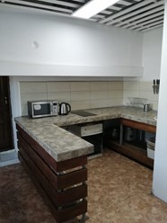 Большая кухня с обеденной зоной.