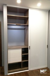Встроенный шкафы купе. Двери купе - профиль П-образный Белый глянец, стекло Lacobel Bianco. Фурнитура BLUM.