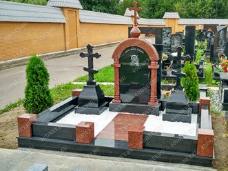 Комплекс из двух видов гранита на Троекуровском кладбище.
