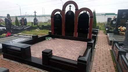 гранитный мемориал на три могилы