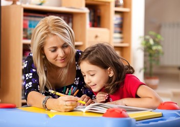 Не все родители имеют педагогическое образование и очень часто допускают ошибки.  Мы поможем узнать и понять основные моменты, которые помогут добиться успешности в обучении ваших детей.