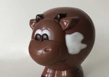 Фигурка быка из шоколада