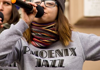 педагог по эстрадному вокалу Екатерина Морозова выступает со своей группой Phoenix jazz vocal group