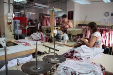 Процесс пошива одежды из давальческой ткани на фабрике Авангард