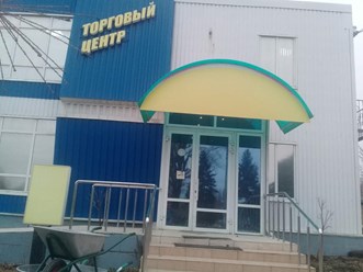 Просторный паркинг, пандус для инвалидов