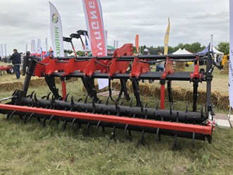 Глубокорыхлитель SSDR поставляется с шириной захвата от 2,5 м до 5,0 м.
Прямые лапы с агрессивным расположением обеспечивают глубину обработки до 65 см.