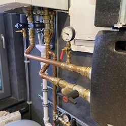 Особенности отопления из медных труб. Для создания отопительных систем применяются трубы из меди исключительно круглого сечения.