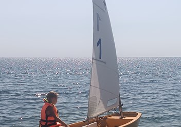 Обучение детей на яхте "Оптимист"