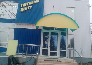 Просторный паркинг, пандус для инвалидов