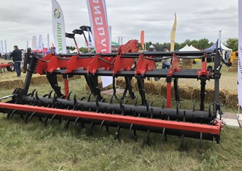 Глубокорыхлитель SSDR поставляется с шириной захвата от 2,5 м до 5,0 м.
Прямые лапы с агрессивным расположением обеспечивают глубину обработки до 65 см.